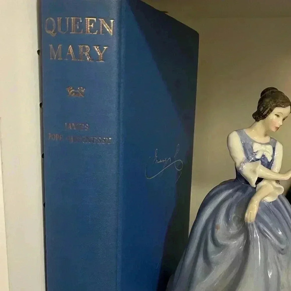 Vintage Book Queen Mary by James Pope-Hennessy - Picture 4 of 11